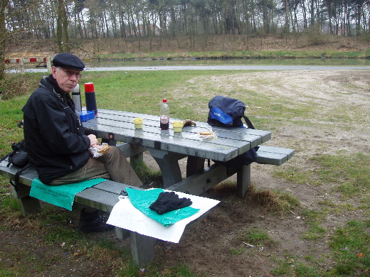 11u33: Lunch langs het kanaal.