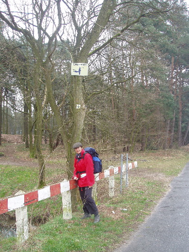 12u04: Wij vervolgen onze wandeling langs het Heuvelheidepad.