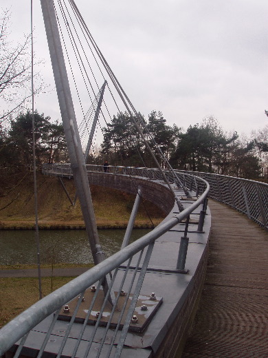 Hoewel hij alleen een occasionele wandelaar moet dragen, heeft deze brug de Staalbouwprijs van 2002 gewonnen.