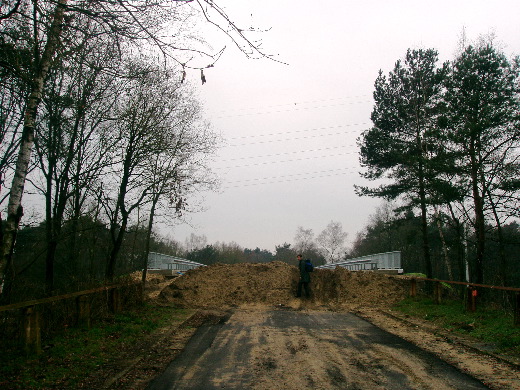 Een aarden wal opgeworpen voor een brug in the middle of nowhere.