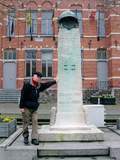 Monument aan gevallen Lummenaars van twee wereldoorlogen.