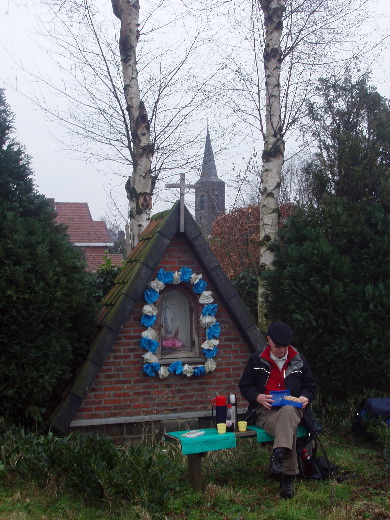 Teatime in Viversel. In de achtergrond de neoclassistische St.-Quiriniuskerk van 1838.