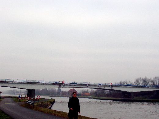 De brug over het Albertkanaal bij Stokrooi.
