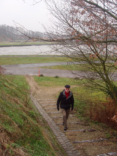 Een getreed pad naar de brug.