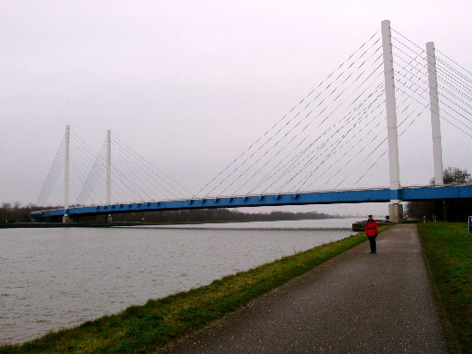 De brug die nergens toe leidt.