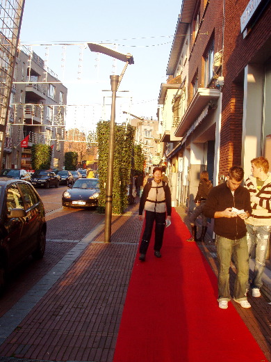 Een rode loper bij "Shopping 3" in Genk.