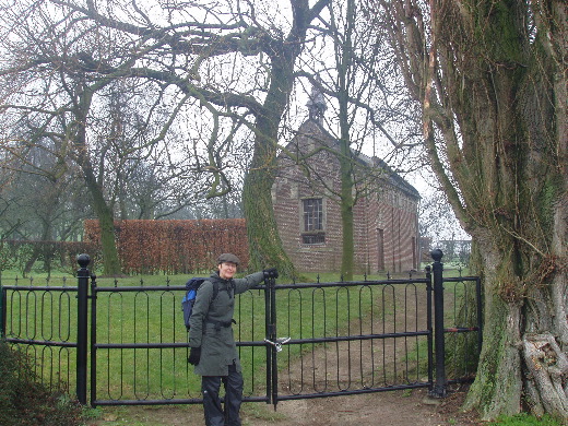 De Lorettakapel, bouwstijl niet te classificeren, met zitbanken en panorama achter slot en grendel.