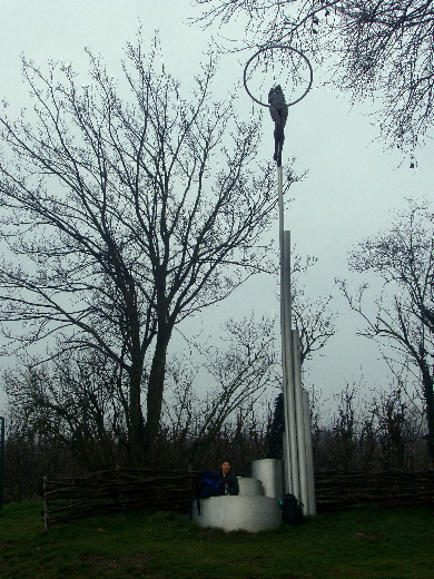 Lunch onder de blote juffrouw die aan salto door een hoepel maakt.