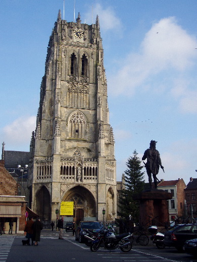 Ambiorix waakt over de OLV Baseliek in Tongeren.