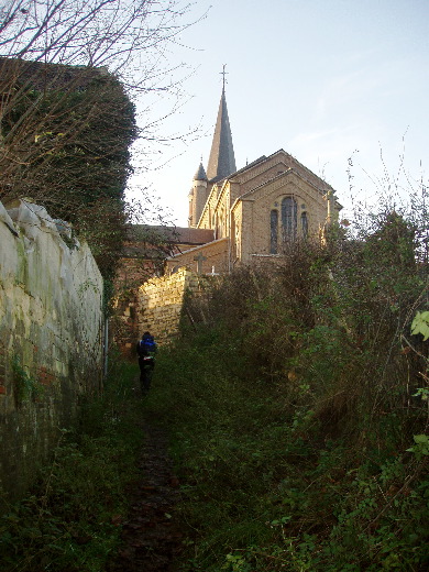 Het pad naar de kerk van Emael.