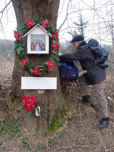 O Maria, die daar staat; <br>Gij zijt goed en ik ben kwaad.<br> Wilt gij mijn arme ziele gedenken;<br> Ik zal U een "Onze Maria" schenken!<br> "Ave, Ave Maria" - "Ave, Ave Maria!"<br> G.Gezelle.