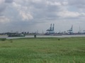 Uitzicht op drukke activiteit in een uitloper van de haven van Antwerpen.