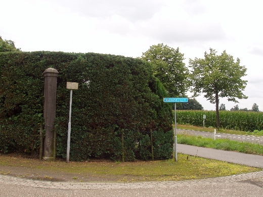 Douanepaal 1. De enige onbewogen paal op de originele plaats.