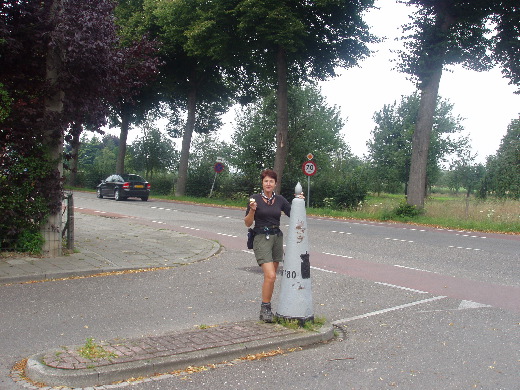 De GP 80 staat aan de overkant aan het begin van een grenspaadje.