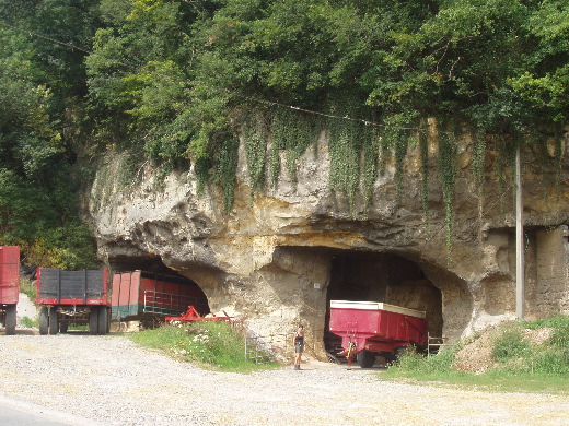 Een aantal natuurstenen garages vlak voor Kanne.