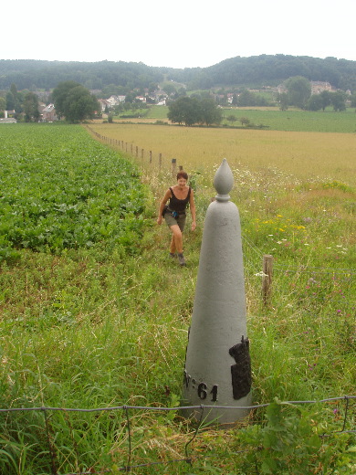 Rechtdoor langs het veld de GP 61.