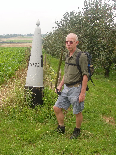 De GP 75, die wij in de verte gezien hadden staat in een boomgaard.