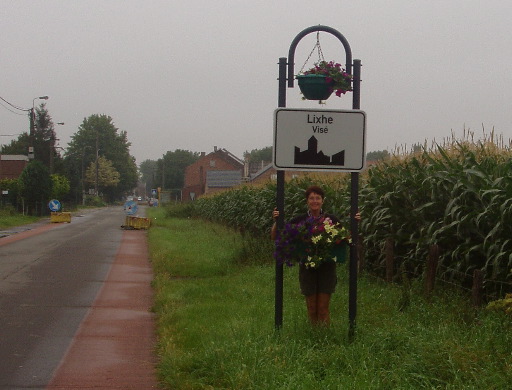 Het fietspad ging over in een ondoordringbare woesternij voor de dorpsgrens. Verder langs de weg gelopen.