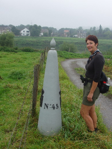 Bij de Maas gekomen vinden wij de GP 45n. Als je goed kijkt zie je Waalse tegenligger vlak boven de piek aan de overkant.