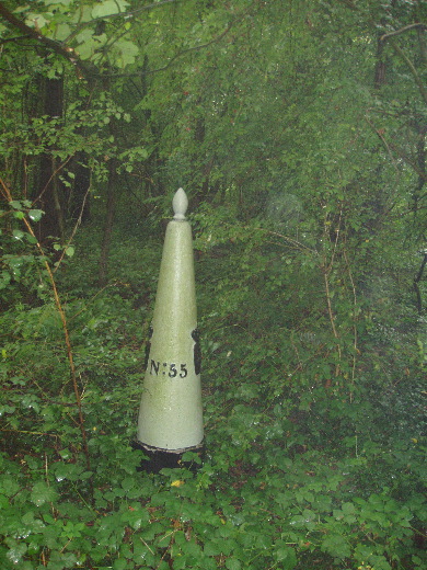 Als je op het voetbalveld van FC Kanne langs de oostkant naar het noorden loopt en aan het einde 20 meter door een composthoop, bramen en brandnetels naar het oosten loopt dan vind je de GP 55.