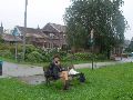 Nu werd het echt tijd voor de lunch. Bij gebrek aan bushokjes in de Walen op een natte bank gaan zitten. Bert doet uit protest haar poncho aan.