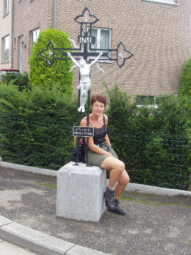 'Heere, wees mij zondaar, genadig'. Op dit kruispunt van de Voerenweg slaan wij linksaf terug richting Mesch.