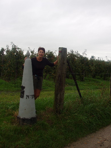 Na een paar kiliometer door modderpaden, bij een kapelletje linksaf naar het Noorden, GP 29 links langs het pad bespeurd.