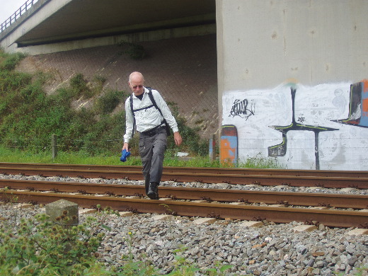 Iets verderop steken wij de spoorbaan over om aan de juiste, oostkant, van de snelweg te blijven.