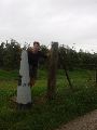 Na een paar kiliometer door modderpaden, bij een kapelletje linksaf naar het Noorden, GP 29 links langs het pad bespeurd.