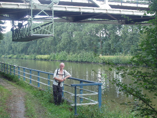 Een onderhoudsgondel onder de brug.