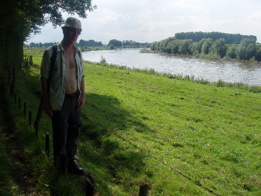 Komt uit op een wandelpad langs de Maas.