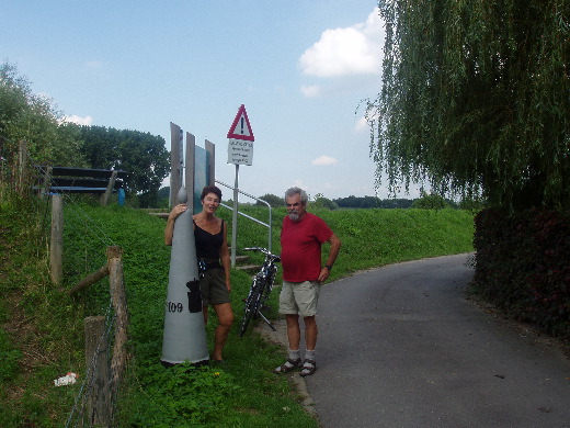 Een stukje verder bij de Voulwamesstraat GP 109. Een Santiago-ganger, vermoedelijk van ver voorheen, sloot zich een stukje bij ons aan.