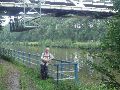 Een onderhoudsgondel onder de brug.