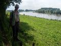 Komt uit op een wandelpad langs de Maas.