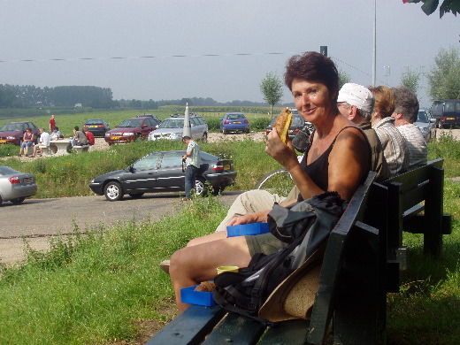 Teatime bij het veer bij Berg. De GP 116n staat voor de parkeerplaats.