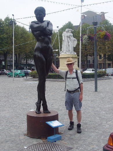 Ik kan nog net bij de bil van deze preutse dame.