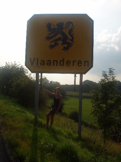Iets verderop begint het Vlaamse Gewest, waar wij het verkeersgeraas kunnen ontsnappen via een trapje naar beneden.