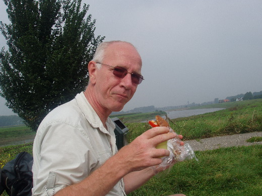 Een vroege lunch druipend van de olijfolie.
