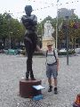 Ik kan nog net bij de bil van deze preutse dame.