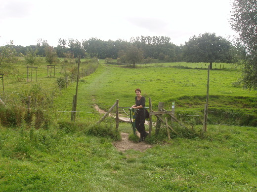 De twee koppels achtergelaten om verder te lopen over wat toevallig de V2 bleek te zijn.