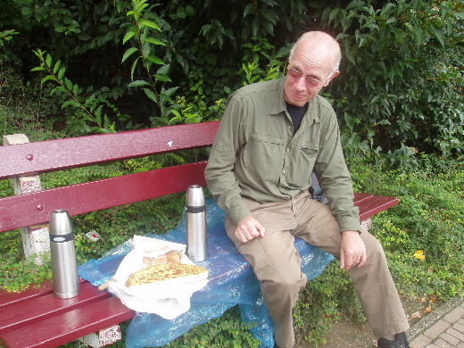 Bij uitzondering begint de wandeling met een rijstvlaai-ontbijt. Deze afwijking van onze wandelroutine wordt direct bestraft met een fikse regenbui, de rijstvlaai hebben wij in de auto op moeten eten.