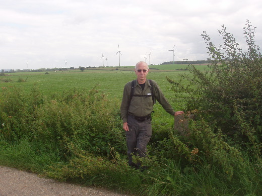 GS 207 staat een beetje verderop met een park van negen windmolens in de achtergrond.
