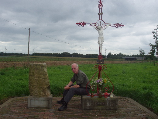 Aan de overkant van de snelweg vinden wij een opgegraven oude grenssteen met Akense Adelaar, mogelijk daterend van 1386. Het enige originele van deze opstelling is het voetstuk van het 4 jaar oude kruis  met het opschrift 'Gott ist mein Schutz'.