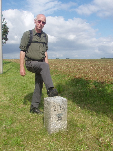 Vlak bij een oprit naar de autoweg vinden wij de GS 210b.