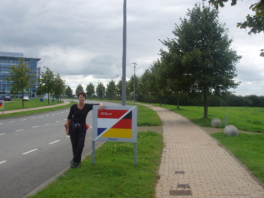 Nog een Avantis-grensbord geflankeerd door een paar betonnen drolstenen. In de achtergrond het eerder vermelde mausoleum voor de GS 213, een bedrijvengebouw met een bezettingsgraad van nog geen 10 procent.