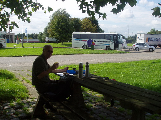 Bij de parking langs de grens een snelle hap voor aleer Bert via ziekenhuis in Heerlen en bushalte in Maasmechelen terug moest taxin naarGeleen.