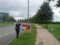 Nog een Avantis-grensbord geflankeerd door een paar betonnen drolstenen. In de achtergrond het eerder vermelde mausoleum voor de GS 213, een bedrijvengebouw met een bezettingsgraad van nog geen 10 procent.