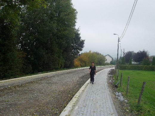 Het voetgangerspad van de weg naar Kuttingen is alvast voor ons klaargemaakt.
