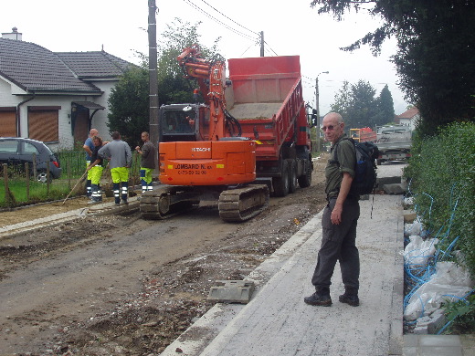 Een typerend beeld van wegenwerkers in aktie.