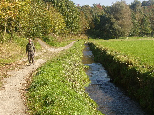 Een pad langs de grensbeek. Nu hoeven wij niet meer tussen de paarden te lopen.